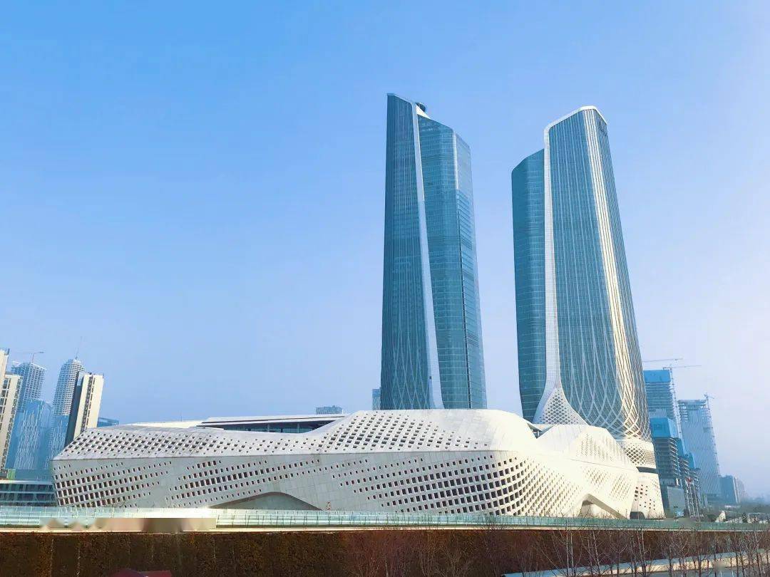 南京青奥中心双子塔,两座高楼的外形脱胎于帆船,却又不同于帆船.