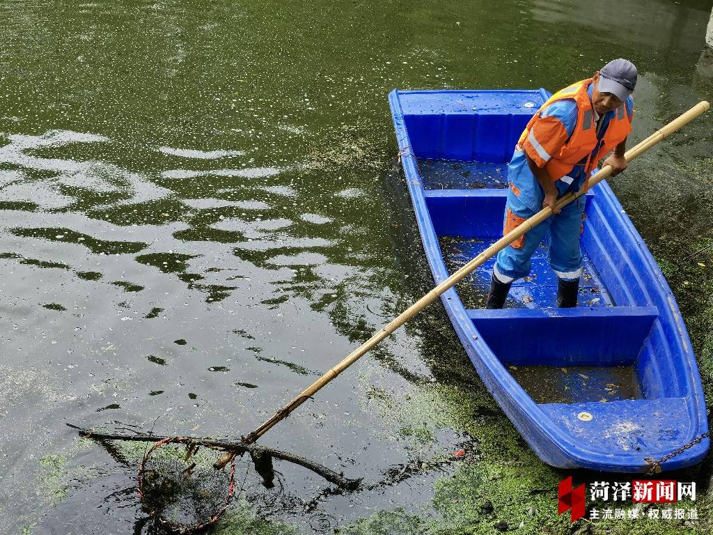 菏泽京环持续打捞水域垃圾近800吨