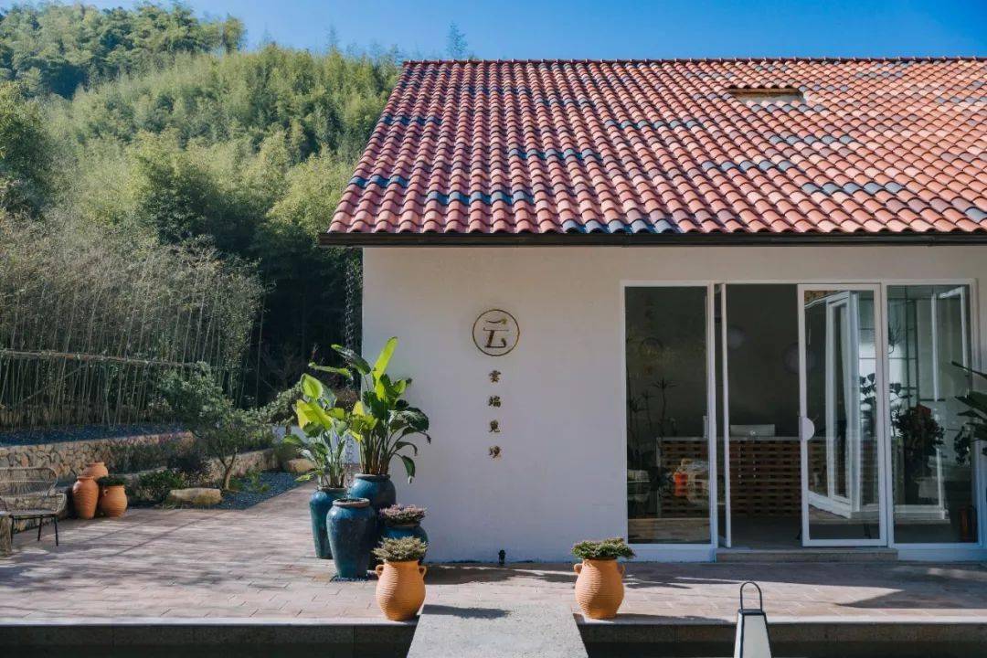 家在杭州,他在距杭州300公里外的丽水松阳县四都乡西坑村开了间民宿