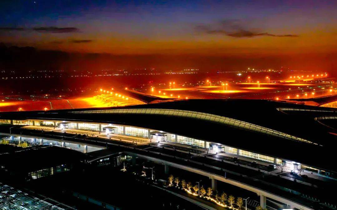 胶东国际机场夜景图片