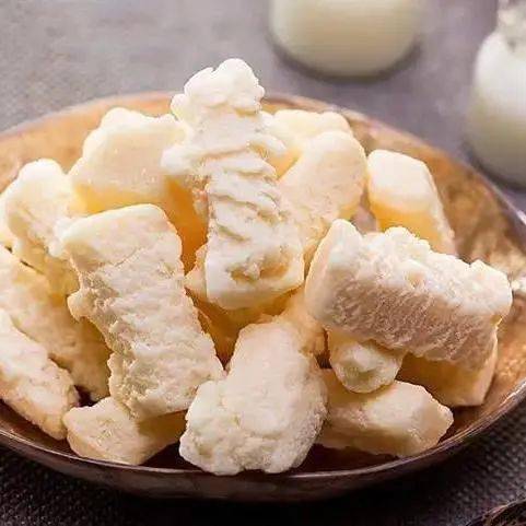 蒙古人不仅喜欢吃白食,而且还赋予它许多美丽的传说,认为白食能带给