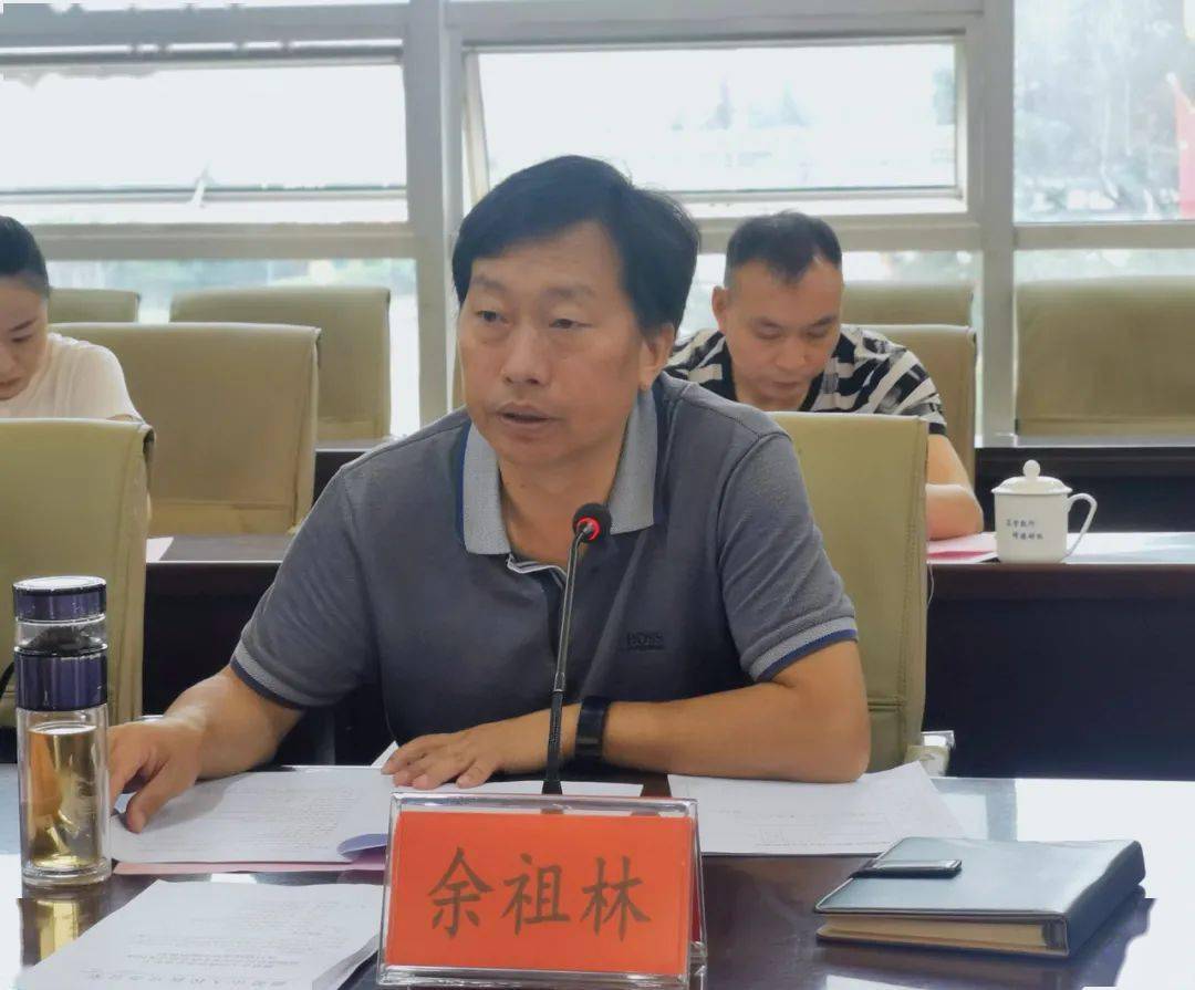 8月13日上午,我校党委书记余祖林在崇德楼一楼会议室主持召开马龙校区