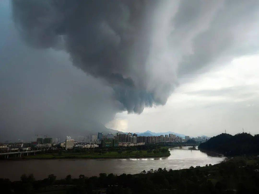 這是近期午後雷雨的寫照.