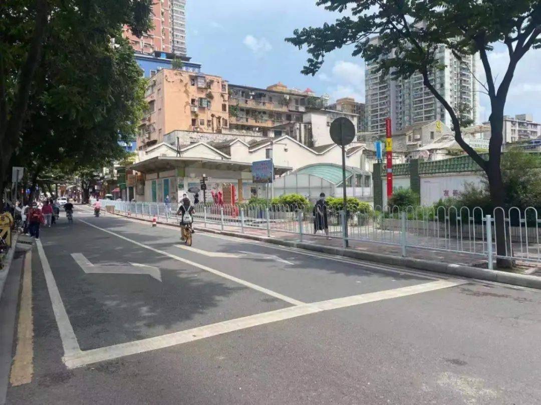 设置百米人行护栏华林街全面落实交通整治工作