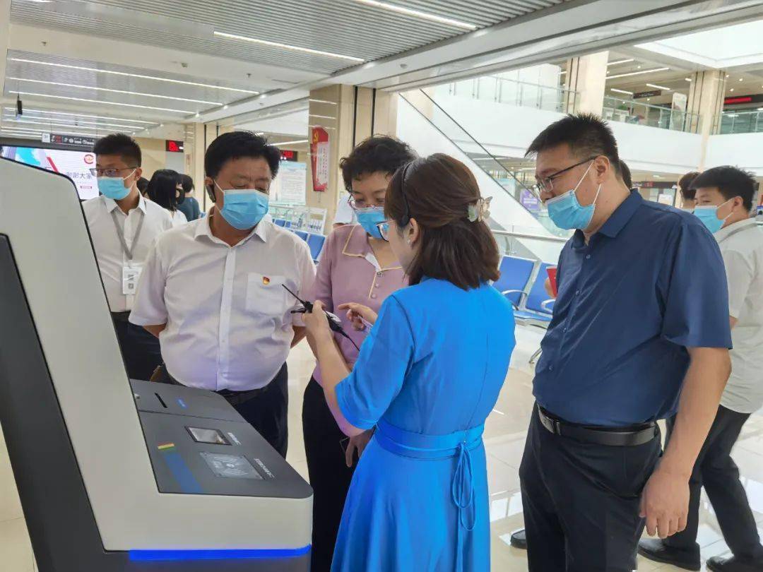 旗人民政府副旗长闫彩煜深入政务服务大厅调研指导工作