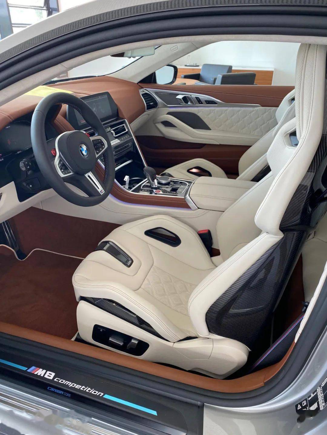 太帅了宝马m8新加入碳纤维桶椅