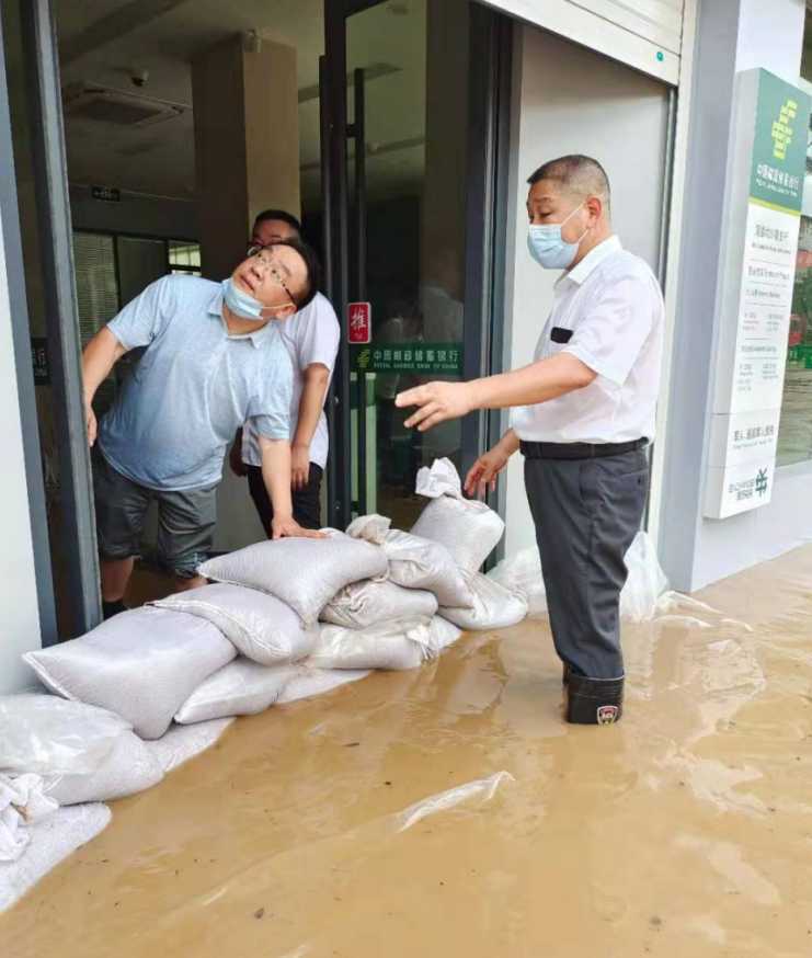 闻汛而动筑牢防线 邮储银行随州市分行开展防汛救灾工作