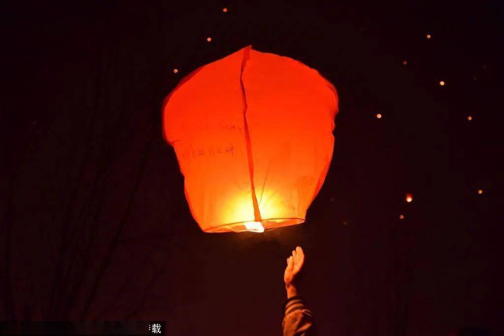 傍晚时分 手牵手漫步到山顶教堂 仰望满天繁星 俯瞰迷人的小镇夜景