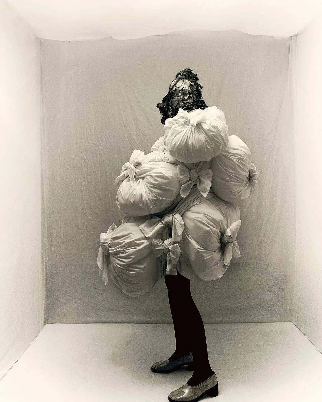 过服装设计|川久保玲：人“狠”话不多！时尚界的破坏者设计的衬衫有何不同？