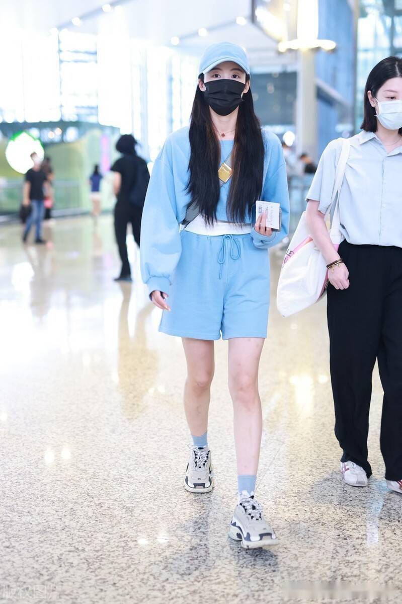 街拍:孙芮蓝色卫衣 运动短裤 棒球帽 老爹运动鞋 短袜时尚休闲