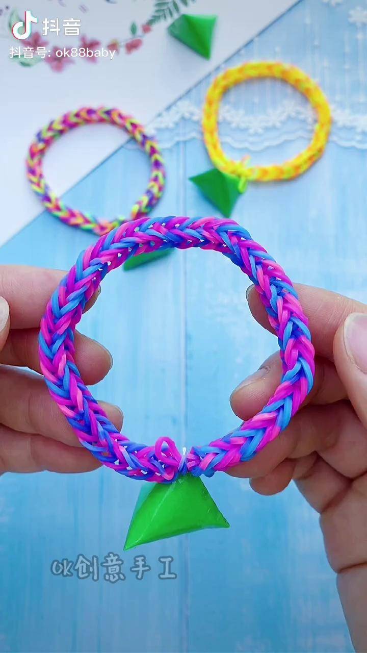 端午节不会包粽子没关系可以陪孩子用橡皮筋编个五彩手链一年一端午一