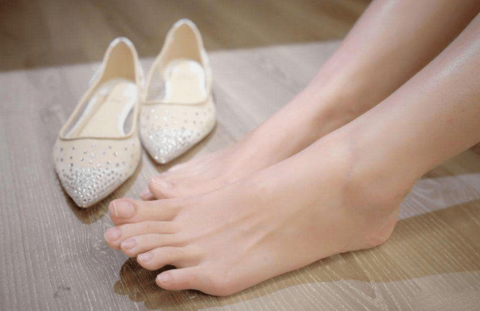 致命女人的诱惑,靠它!一喷一搓,秒变纤纤玉足,穿啥鞋都美上天!