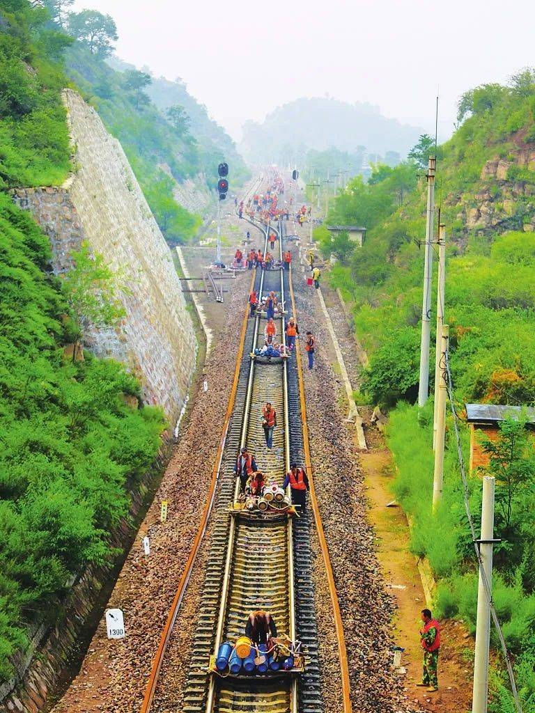 8月12日凌晨,太原至焦作的铁路线上机器轰鸣,为期30天的太焦线综合修