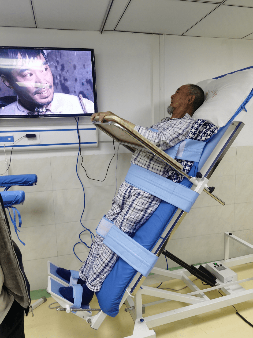 东西部协作02关红丽用现代康复技术帮助高龄中风老人重新站立