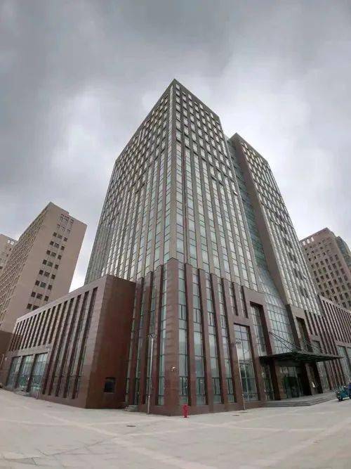 铸源集团总部大楼位于天津市西青区新科道与海泰南北大街交口,大楼共