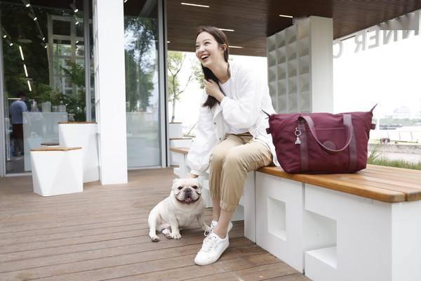 时刻|“轻”状态，不下线，Kipling 全新PAKA系列，12小时轻盈随行