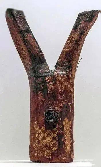 汪氏家族墓出土的罟罟冠是元代已婚蒙古妇女的一种独特冠制,内层由