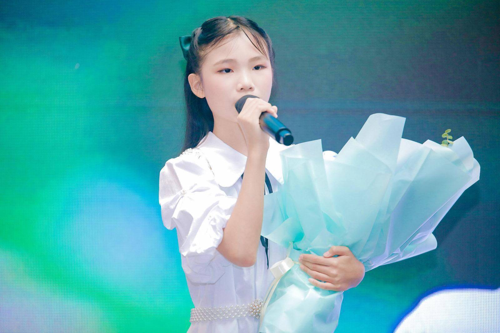 为盲童创作歌曲为白衣战士歌唱12岁广州女孩赵孜菡发布唱片专辑