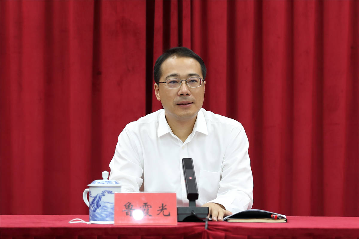 会上,县委书记鲁霞光向老干部们通报了县委全会精神及上半年开化县