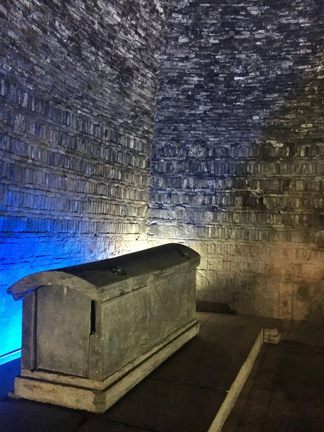 景陵地宫除了墓葬展区,童萌们还可以去参观古代壁画馆.