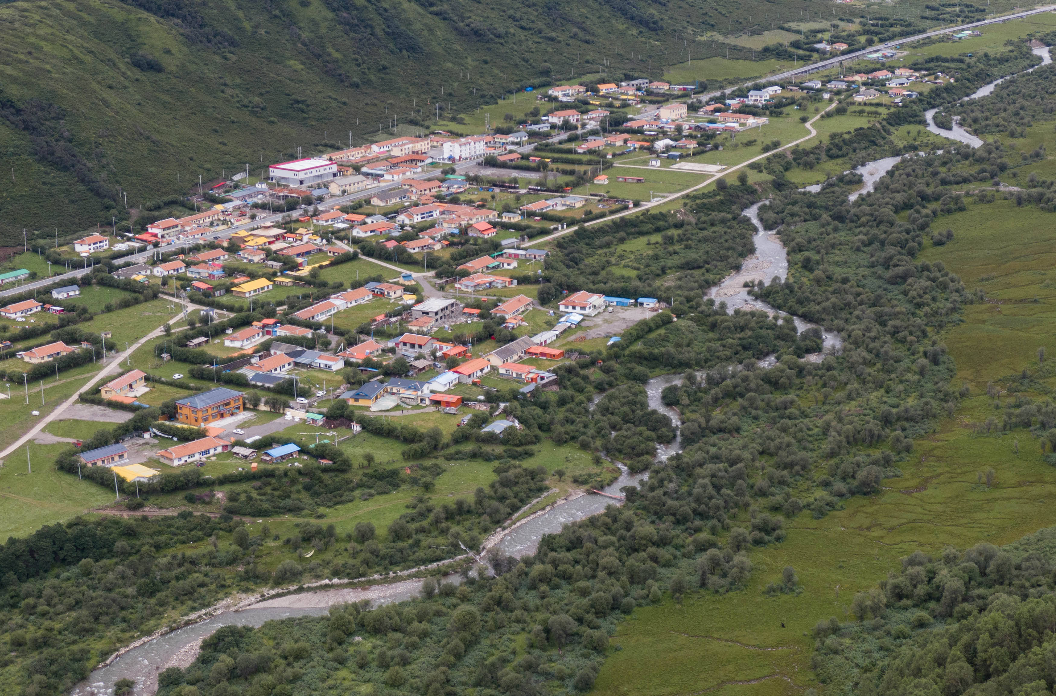 这是四川省阿坝藏族羌族自治州红原县刷经寺镇壤口村(无人机照片,8月