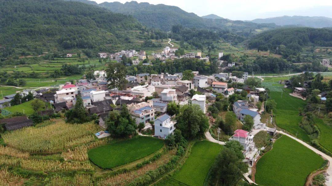 奋斗百年路启航新征程同心奔小康谷陇镇克麻村昂首阔步在乡村振兴的