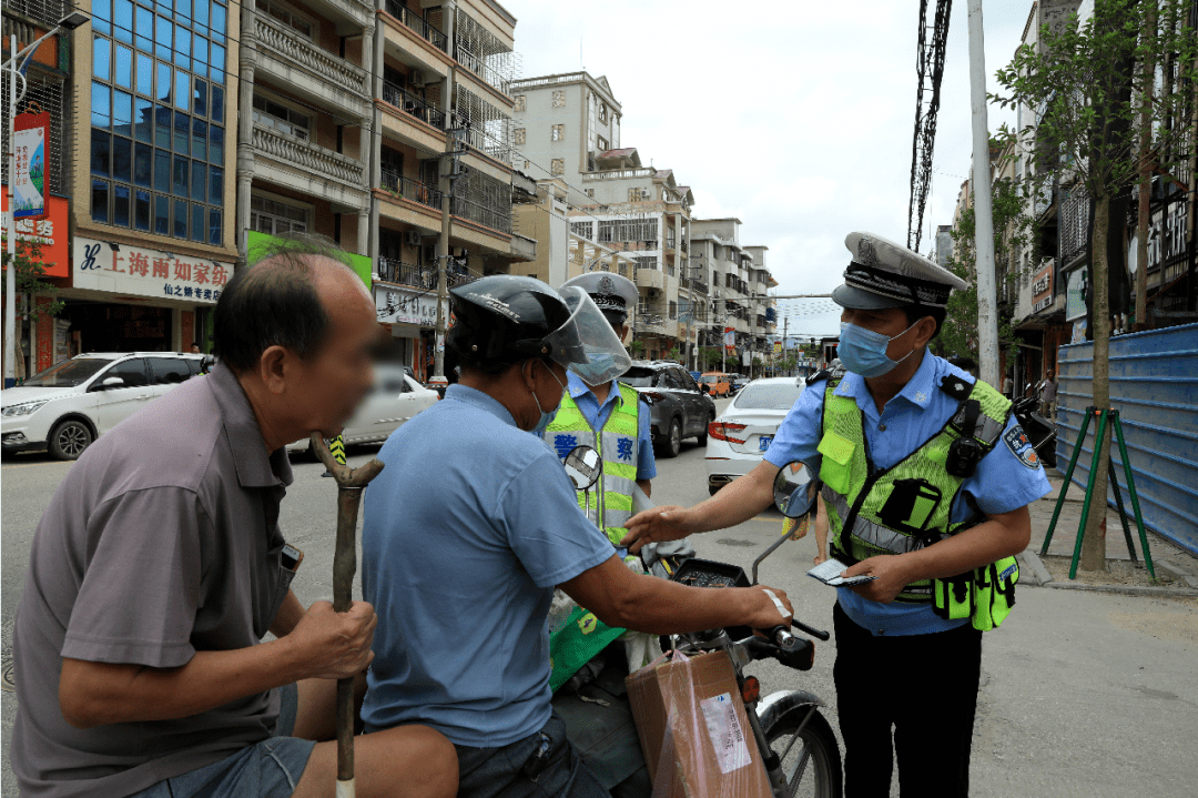 电白分局交警,巡警大队联合茂名市局特警支队,以麻岗镇为重点,在全区