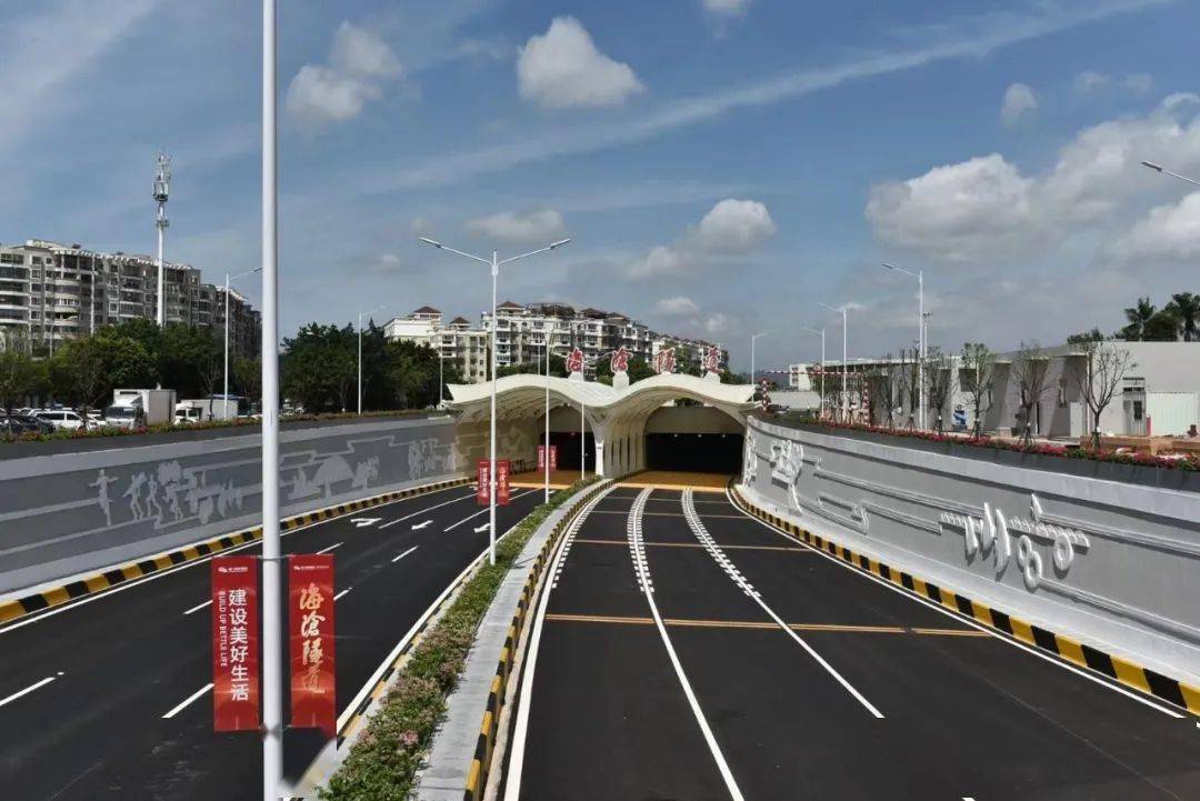 密路网,强枢纽,优公交,宜慢行,增泊位,新基建