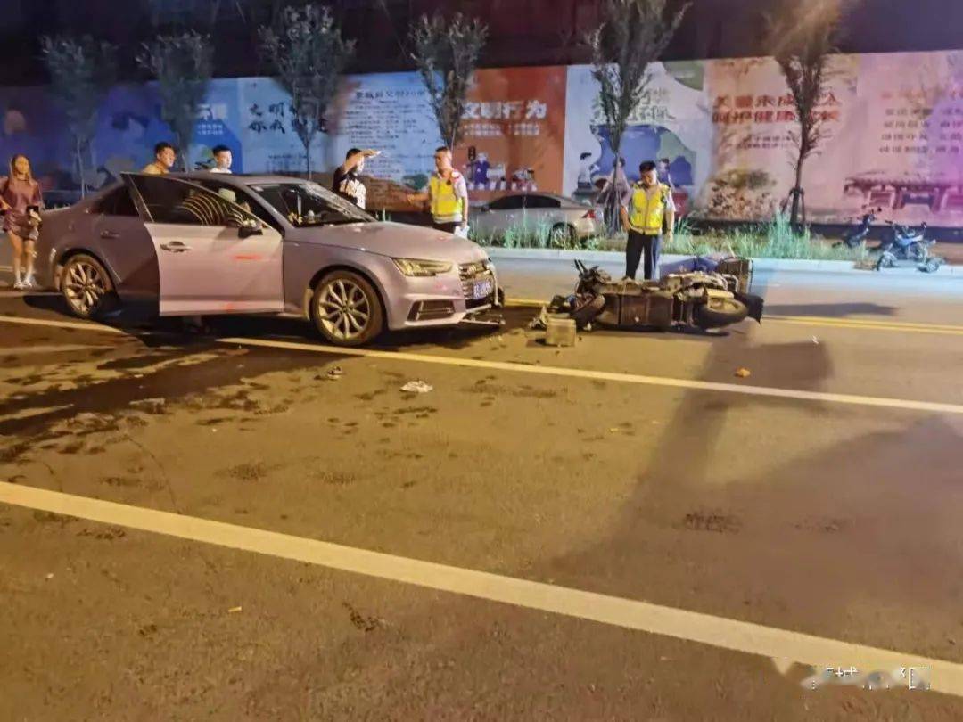 事发蒙城梦蝶路!电动车被撞翻.