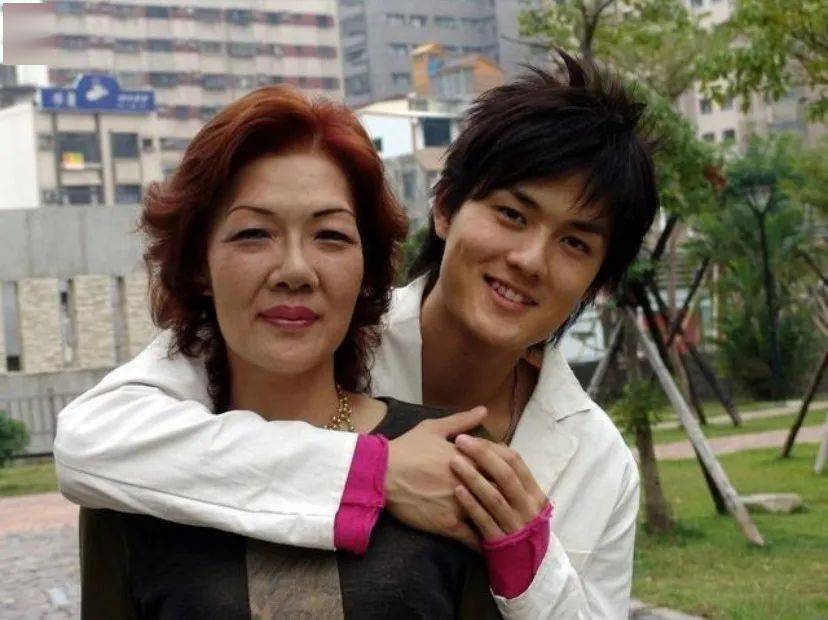 41岁吴克群近况爆出,泳池衣服湿透露腹肌,外形年轻不输小鲜肉