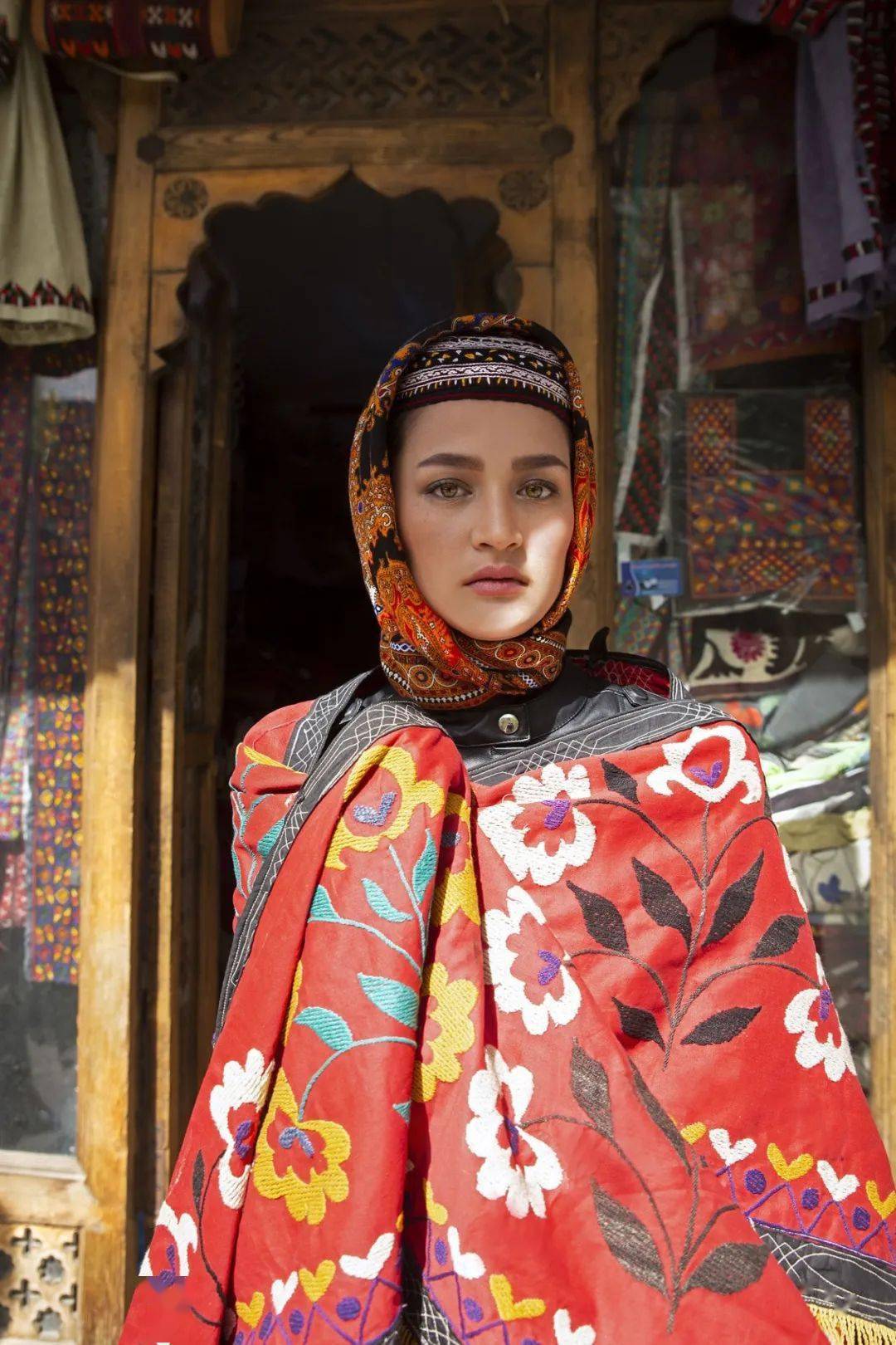 在阿富汗行为艺术摄影街头涂鸦是她们反抗的武器