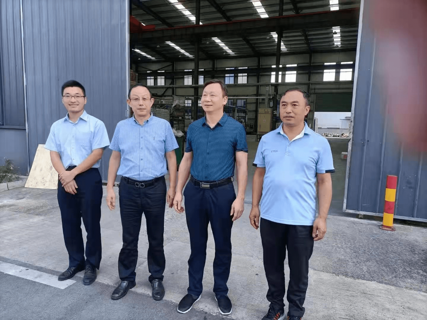 刘文一行前往黄山鑫联精工慰问战斗在生产一线的职工