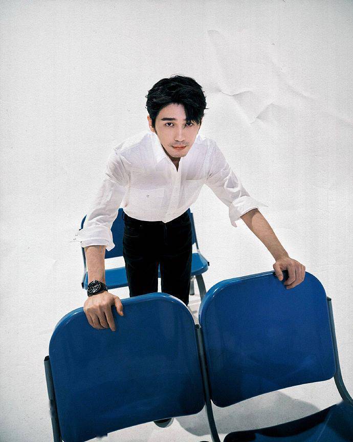 白宇白衬衣造型扮清爽事业型男友 蓝白空间氛围拉满尽显成熟魅力