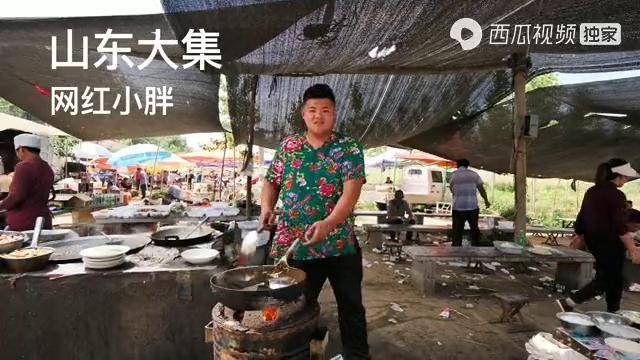山东网红小胖大集卖炒菜10元一份独创捣鱼刺尝尝味道怎样