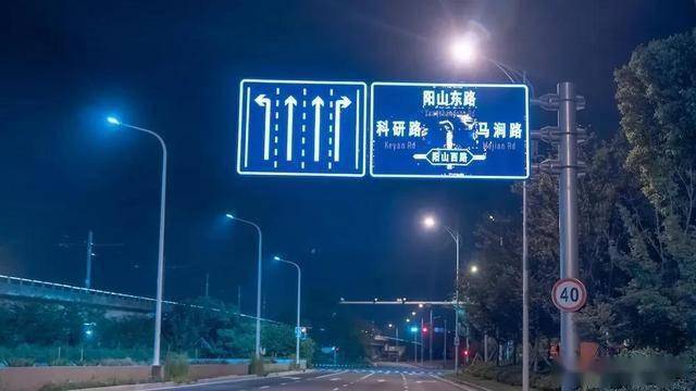 江苏苏州新款发光交通标志上岗