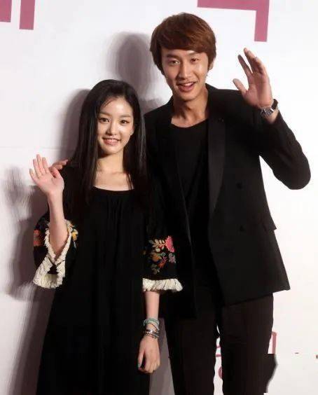 李光洙跟李侑菲因为合作电视剧《善良的男人》传出过绯闻,两人在剧中