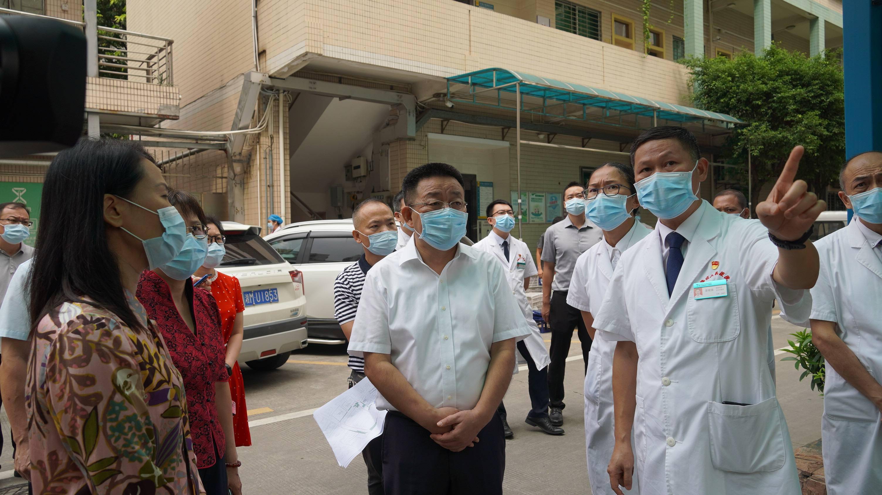 南海区委书记,区长顾耀辉和副区长冼富兰了解基层医务人员工作情况