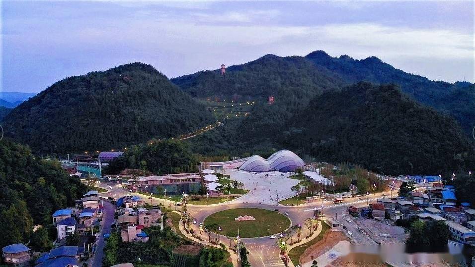 在酉阳县桃花源5a级景区游客集散中心的广场上,跳舞的,锻炼的,散步的