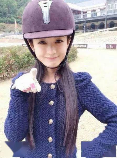 赵丽颖用一顶帽子凹造型玩转时尚圈你学会了吗