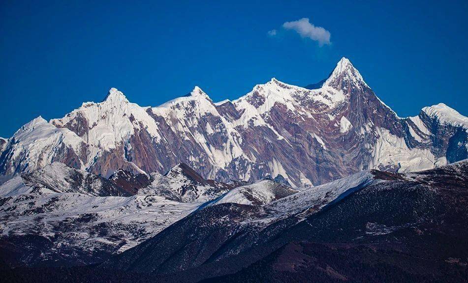 而与雅鲁藏布大峡谷相辉映的这座雪山,就是"中国最美的山峰 南