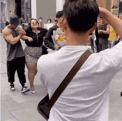 长衫|运动裤球鞋配长衫,这就是潮流圣地太古里吗?梁龙看了都自愧不如