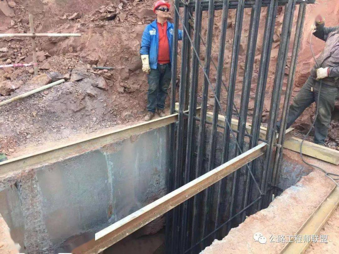 先人工施工锁口,用旋挖钻机钻孔取土案例:仁沐新高速某工点抗滑桩施工