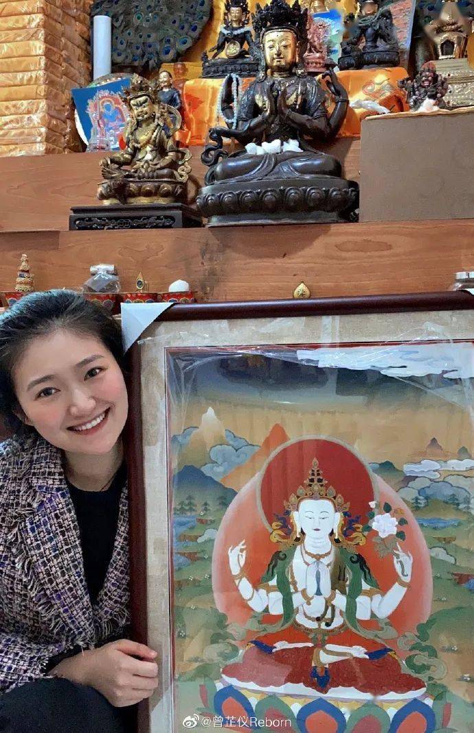 她珍藏在了包里,回去路上临别时,活佛送了她一副四臂观音唐卡在西藏