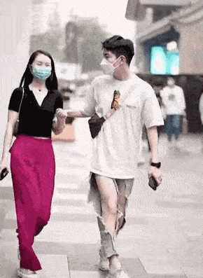 长衫|运动裤球鞋配长衫,这就是潮流圣地太古里吗?梁龙看了都自愧不如