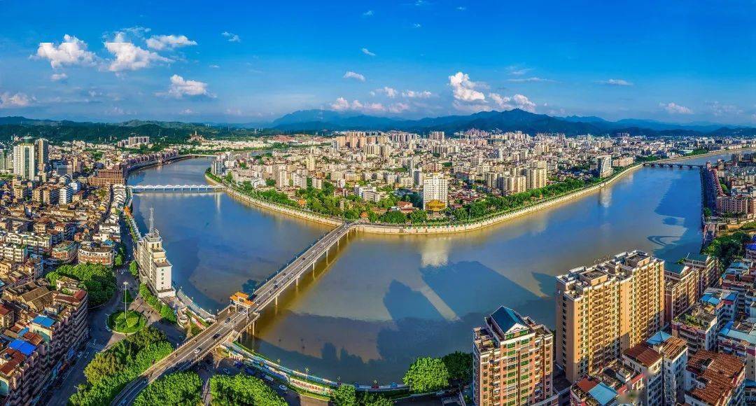 作品:《梅州全景》,获奖者:宋志锋作品:《美丽的采茶女》,获奖者