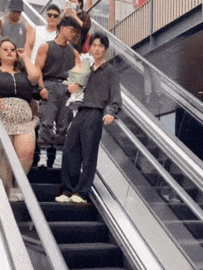 长衫|运动裤球鞋配长衫,这就是潮流圣地太古里吗?梁龙看了都自愧不如