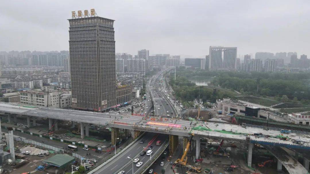 挑灯夜战你关心的文忠路高架加速建设中