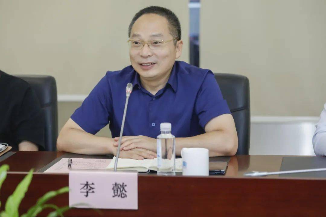 上海爱立诚教育集团董事长李懿共同签署《学校托管服务合作协议书》