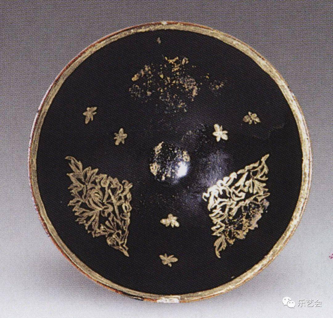 图24 北宋中晚期定窑黑釉金彩花蝶纹茶盏 韩国国立中央博物馆藏