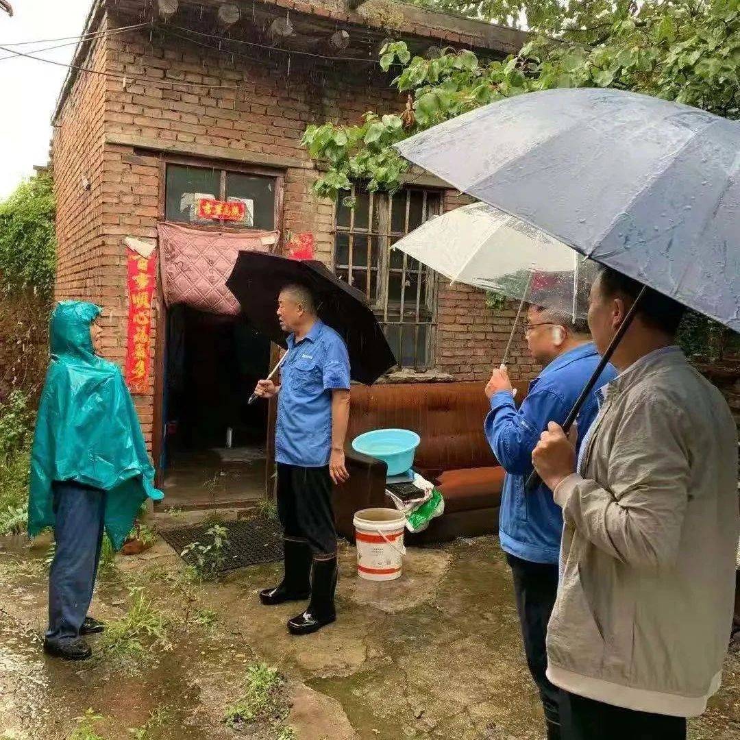 官地矿生活服务公司雨中巡查除隐患 雨季三防保安全_矿区